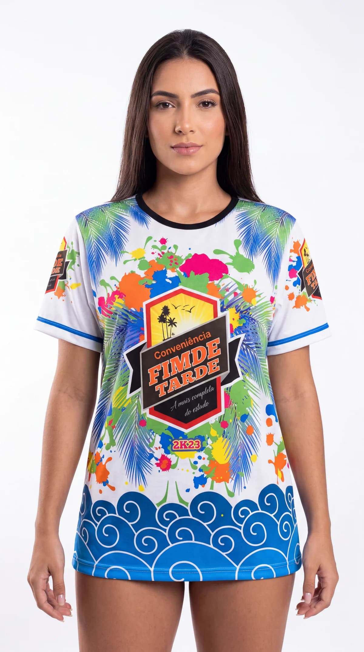 Mulher vestindo abadá sublimado colorido para eventos