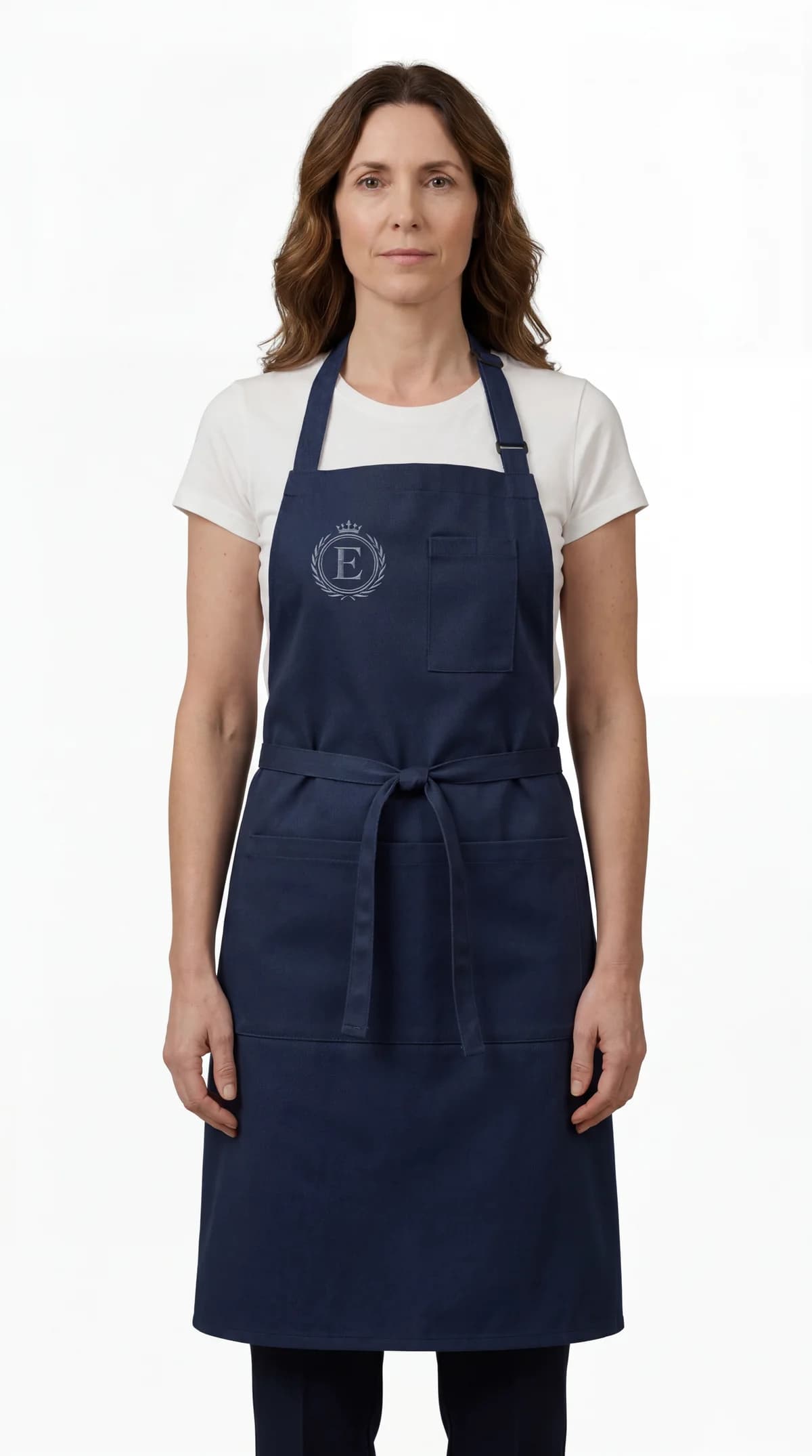 Mulher vestindo avental azul marinho profissional