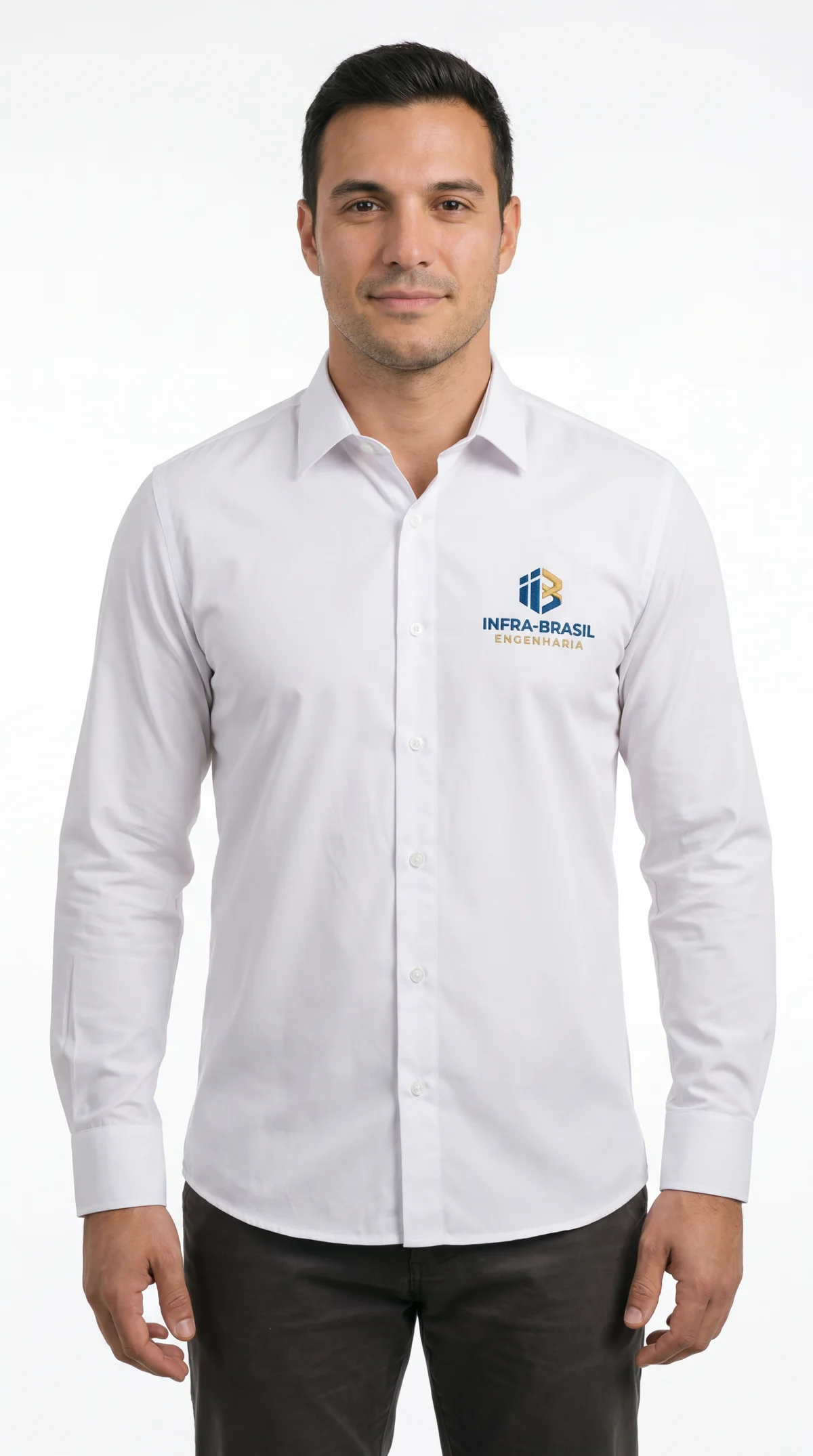 Homem vestindo camisa social branca manga longa