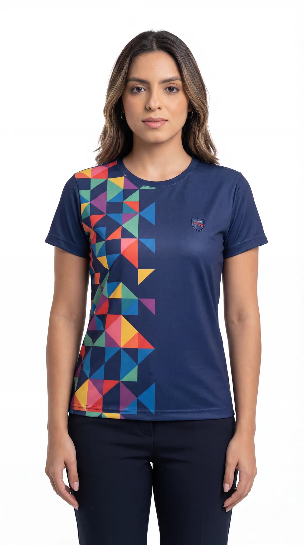 Mulher vestindo camiseta corporativa sublimada azul marinho