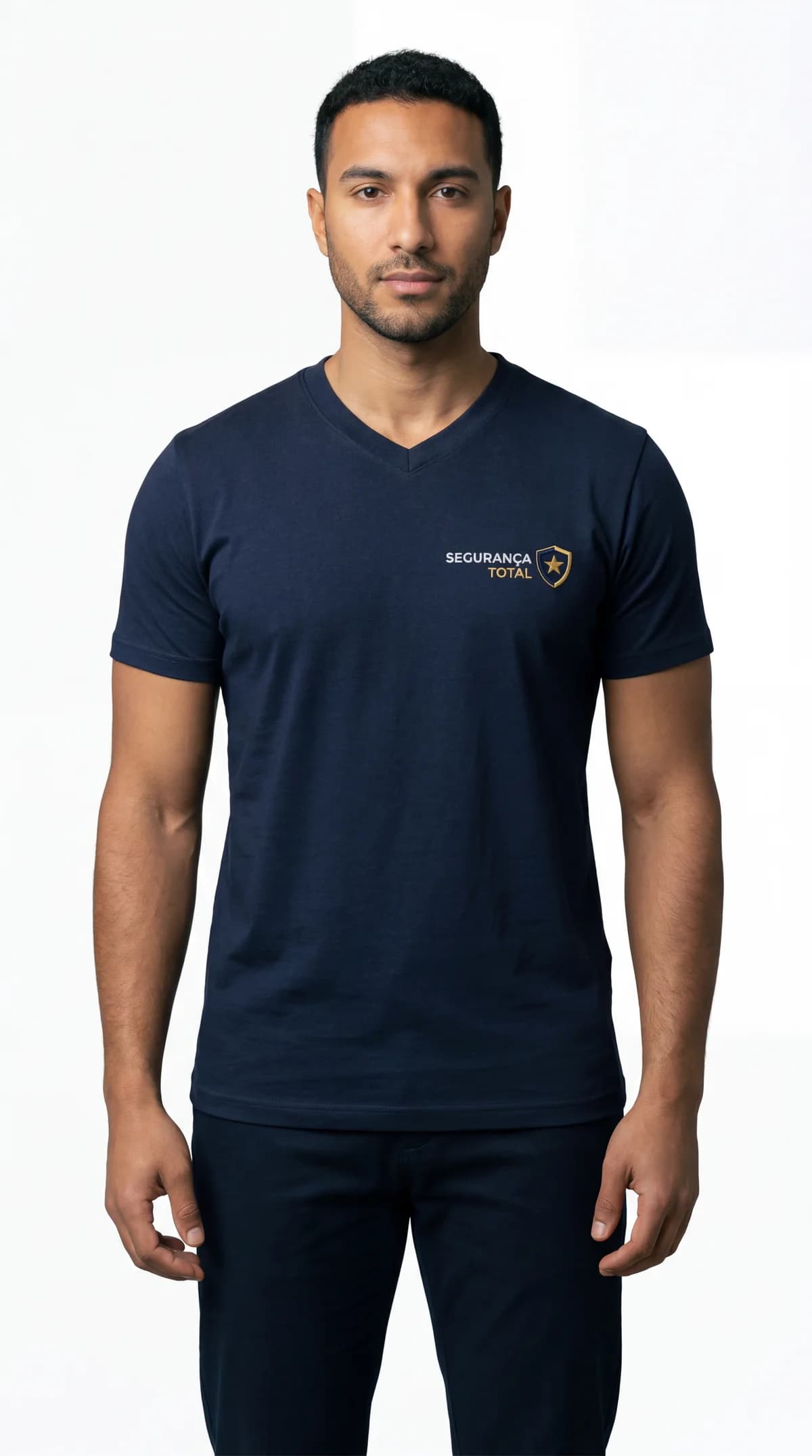 Homem vestindo camiseta gola V azul marinho